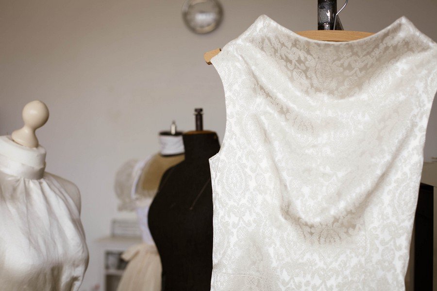 Die Schneiderin Katrin Bobek fertigt Brautkleider nach Maß in ihrem Münchner Atelier. Stoffe aus den 20er, 30er und 50er Jahren.