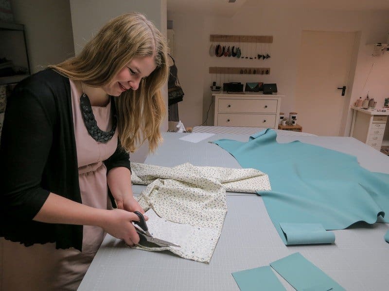 Im Atelier von Lara Raithel alias Lille Mus in München. Lille Mus steht für handgefertigte Brauttaschen und Clutches.