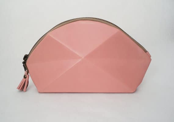 Innovative Form: Die rosa Clutch Pyramide von Lara Kazis aus München. Eine Brauttasche zum Verlieben.