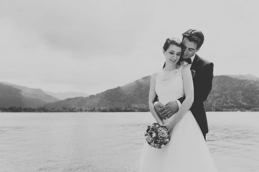 Eine Hochzeit am Tegernsee vor traumhafter Kulisse mit Bergen und dem See. Das Farbkonzept ist ein Muss für alle Fans von Pink und Rosa! Fotografiert von skop, alias Stefan Krovinovic.