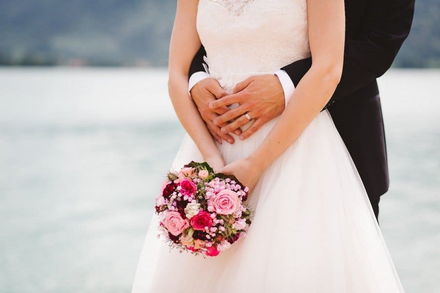 Eine Hochzeit am Tegernsee vor traumhafter Kulisse mit Bergen und dem See. Das Farbkonzept ist ein Muss für alle Fans von Pink und Rosa! Fotografiert von skop, alias Stefan Krovinovic.