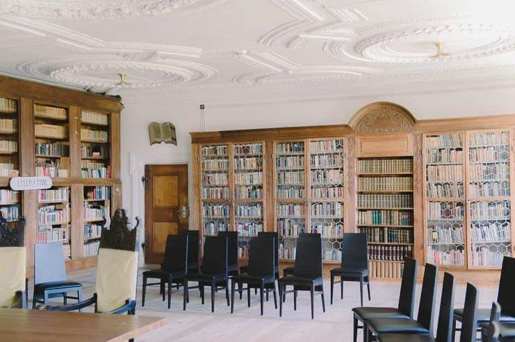 Die Klosterbibliothek von Kloster Holzen wird für standesamtliche Trauungen genutzt.