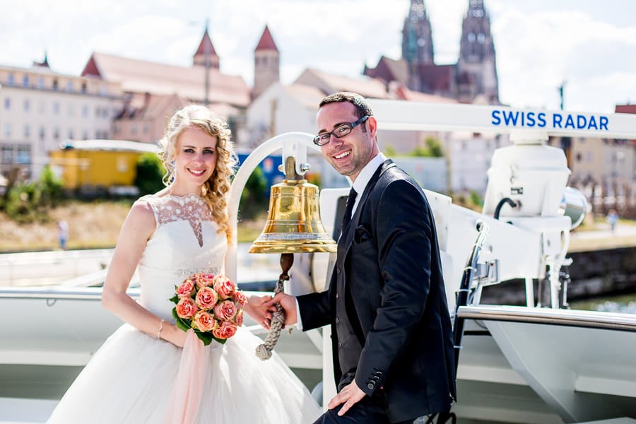 Eine Hochzeit auf dem Wasser - auf dem Schiff Kristallprinzessin auf der Donau sind Trauung möglich. 