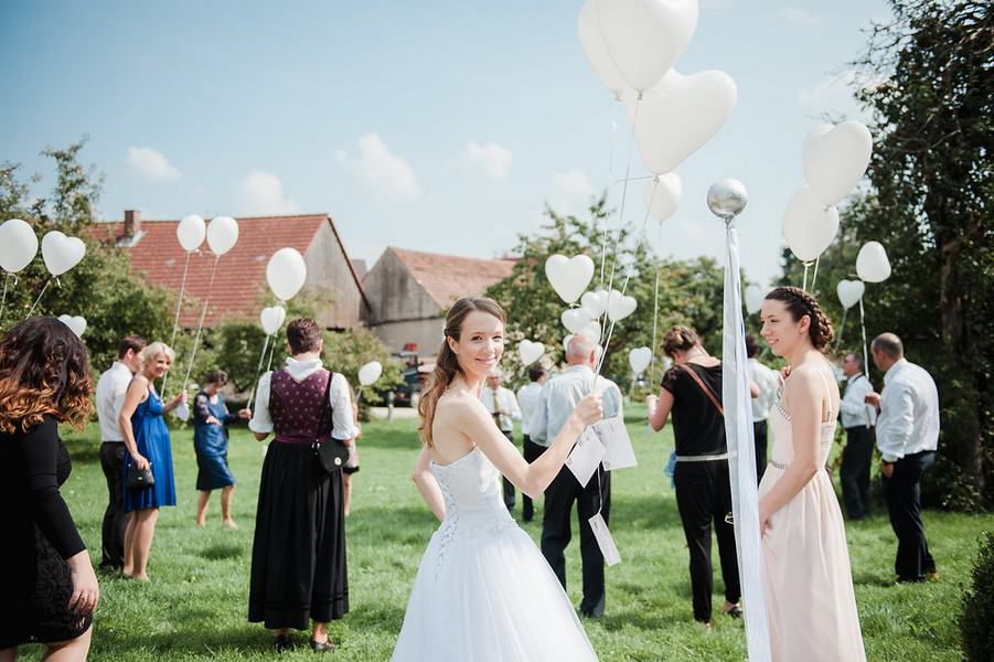 Eine Hochzeit auf Schlösschen Hesselohe - die perfekte Inspiration für Brautpaare, die eine sommerliche Hochzeit planen und viel selbst machen wollen.