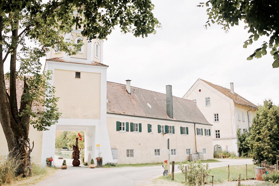 Romantisches Kleid, romantische Location, romantische Deko - eine Traumhochzeit auf Schloss Blumenthal in Aichach von Martin Spörl.