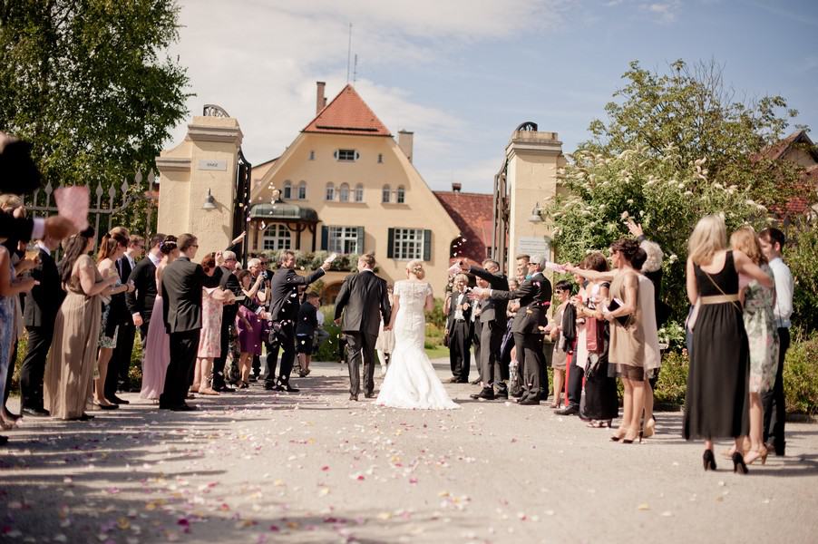 Eine Hochzeit in rosa und weiß auf Gut Sonnenhausen bei München. Foto: Petra Hennemann.