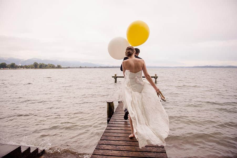 Die Münchner Fotografin Jelena Moro hat eine bezaubernde Hochzeit auf dem Chiemgauhof eingefangen - mit Shooting im Regen am See.