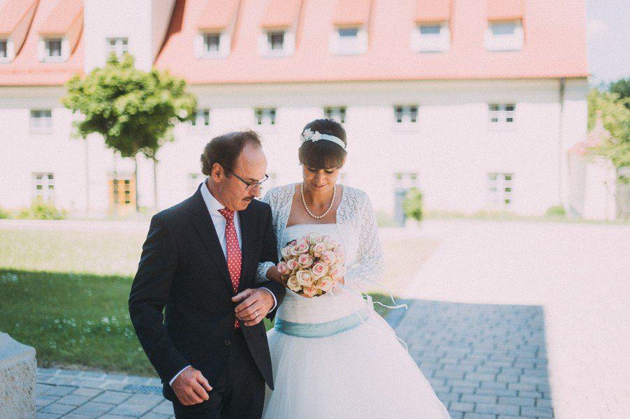 Eine Hochzeit in den Farben Türkis und Weiß in Kloster Holzen.