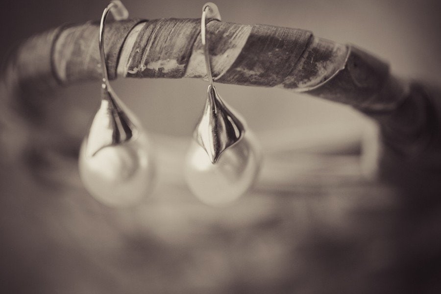 Brautschmuck - die Ohrringe mit Perlen.