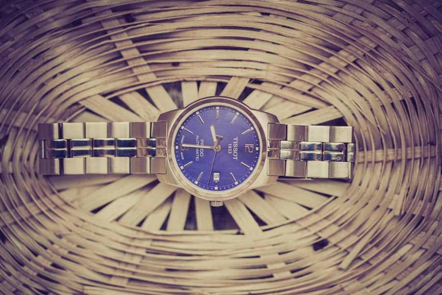Eine blaue Tissot-Uhr von einem Bräutigam.