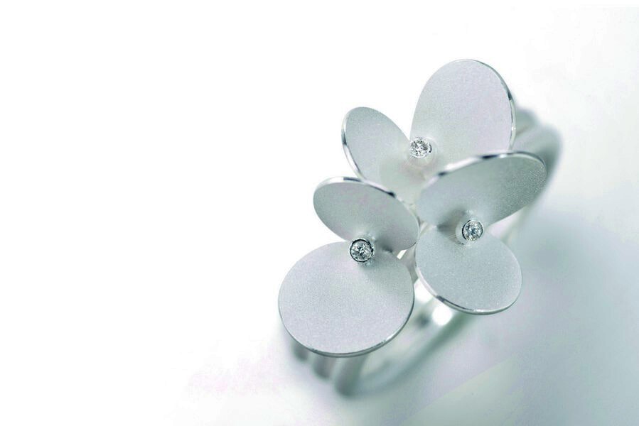 Brautschmuck in Form einer Blüte aus weiß gesiedetem Silber von Johanna Otto.