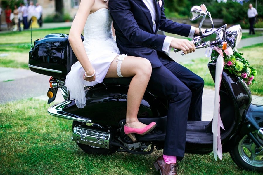 moped-hochzeit-rosa-gruen-pastell-inspiration-schloss-atzelsberg-nuernberg-frau-herz