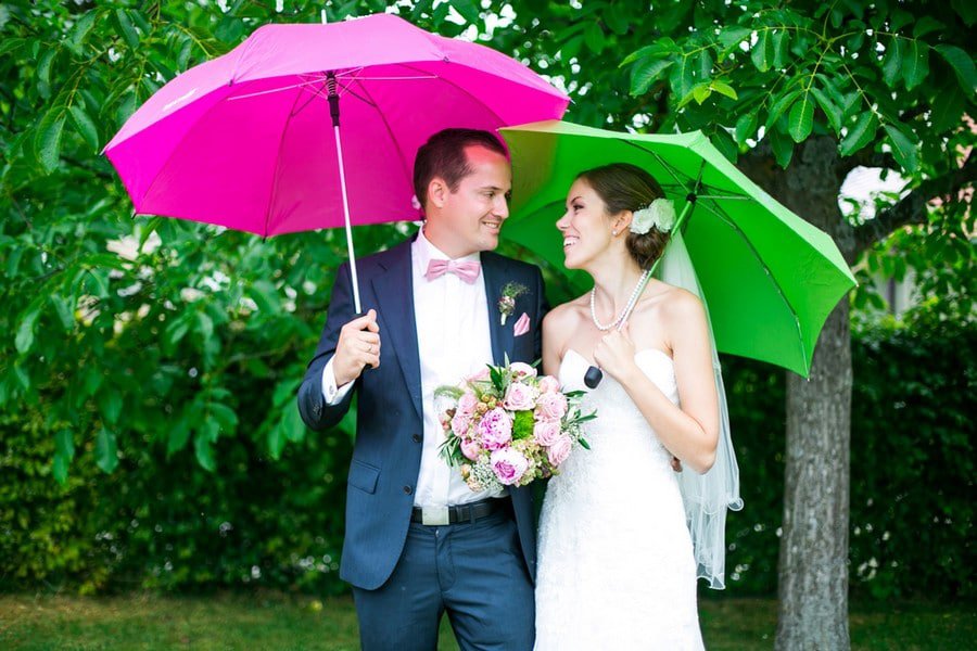 Regenschirme für Braut und Bräutigam in pink und grün.