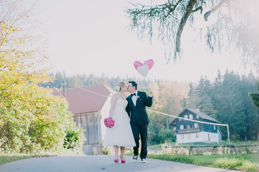 Herzballons bei einer Hochzeit voller Inspirationen auf dem Einödhof Waldeck im Bayerischen Wald
