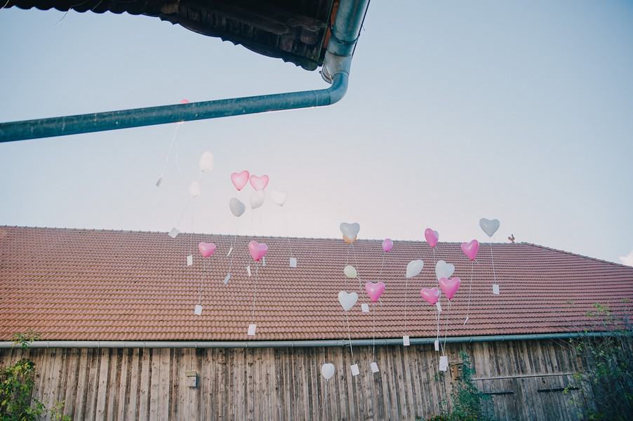 Herzballons bei einer Hochzeit voller Inspirationen auf dem Einödhof Waldeck im Bayerischen Wald