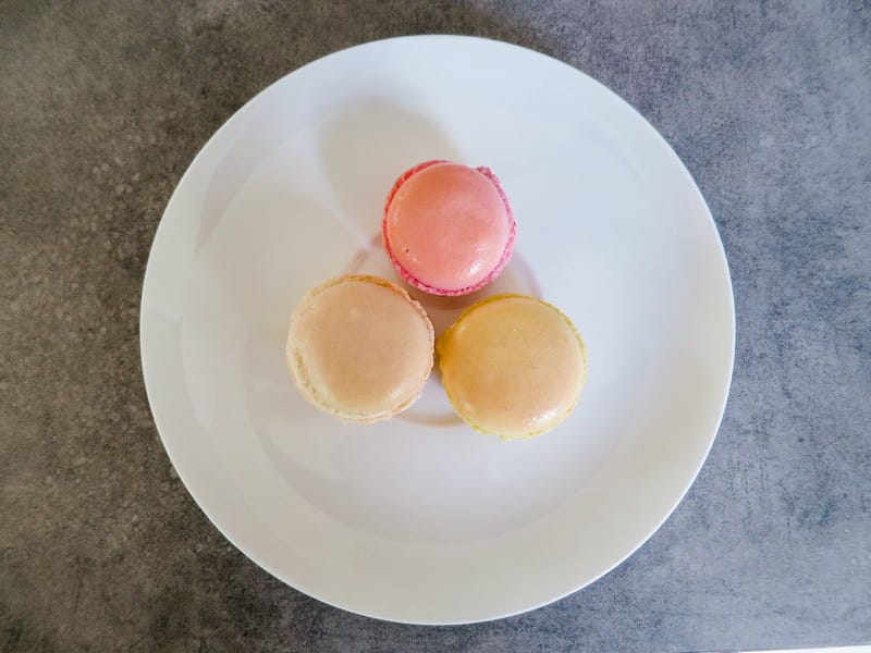 Macarons in den Geschmacksrichtungen Zitrone, Himbeere und Vanille