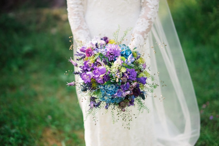 natürlicher Boho-Brautstrauß in lila und blau