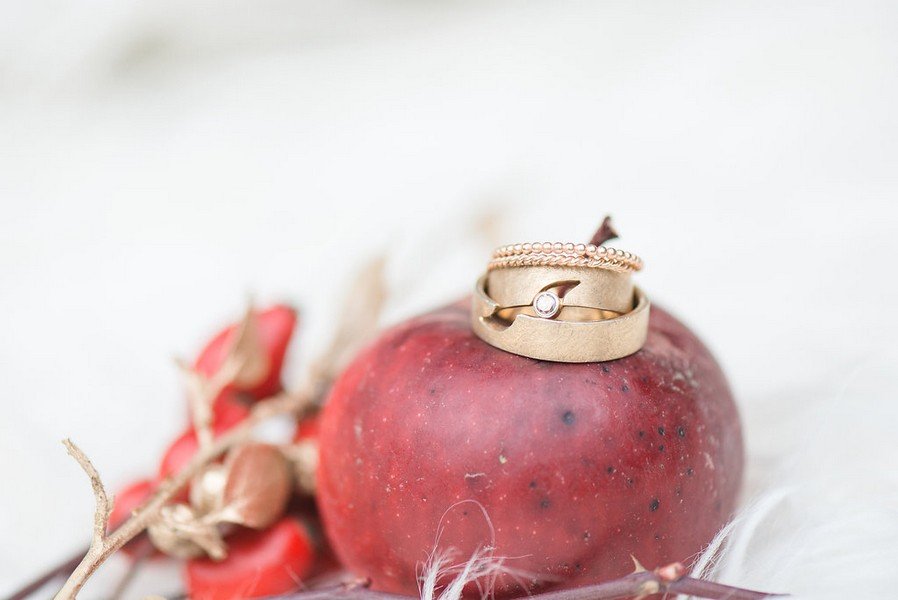 Herbstlich-winterliche Hochzeit mit Gold und Beeren