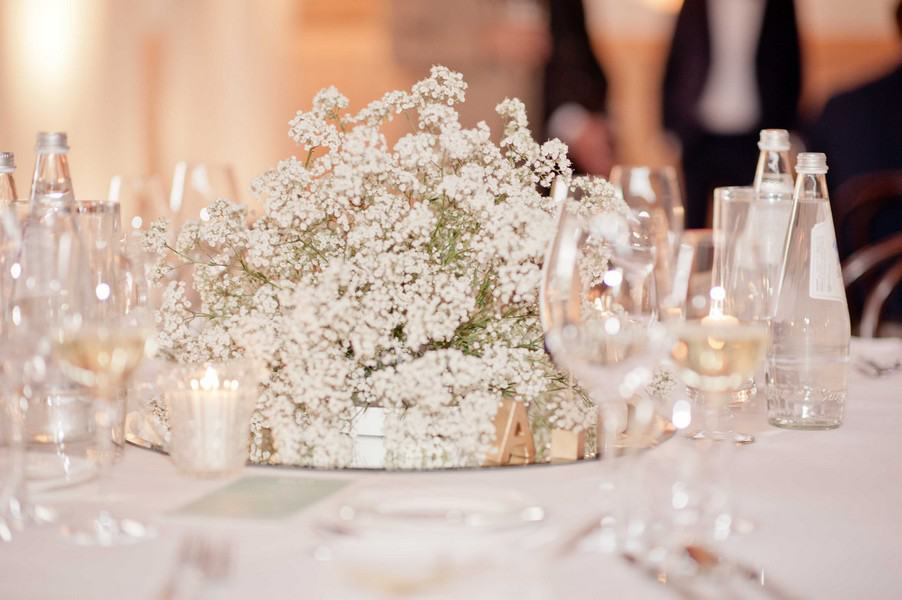 Schleierkraut als Tischdeko für eine Hochzeit im Stil der 20er Jahre