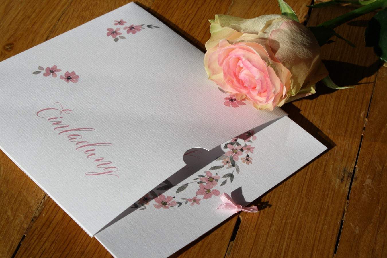 Hochzeits-Einladung Einschubkarte im modernen Vintage Stil mit Blumenkranz in Watercolor Pastell rosa und grün