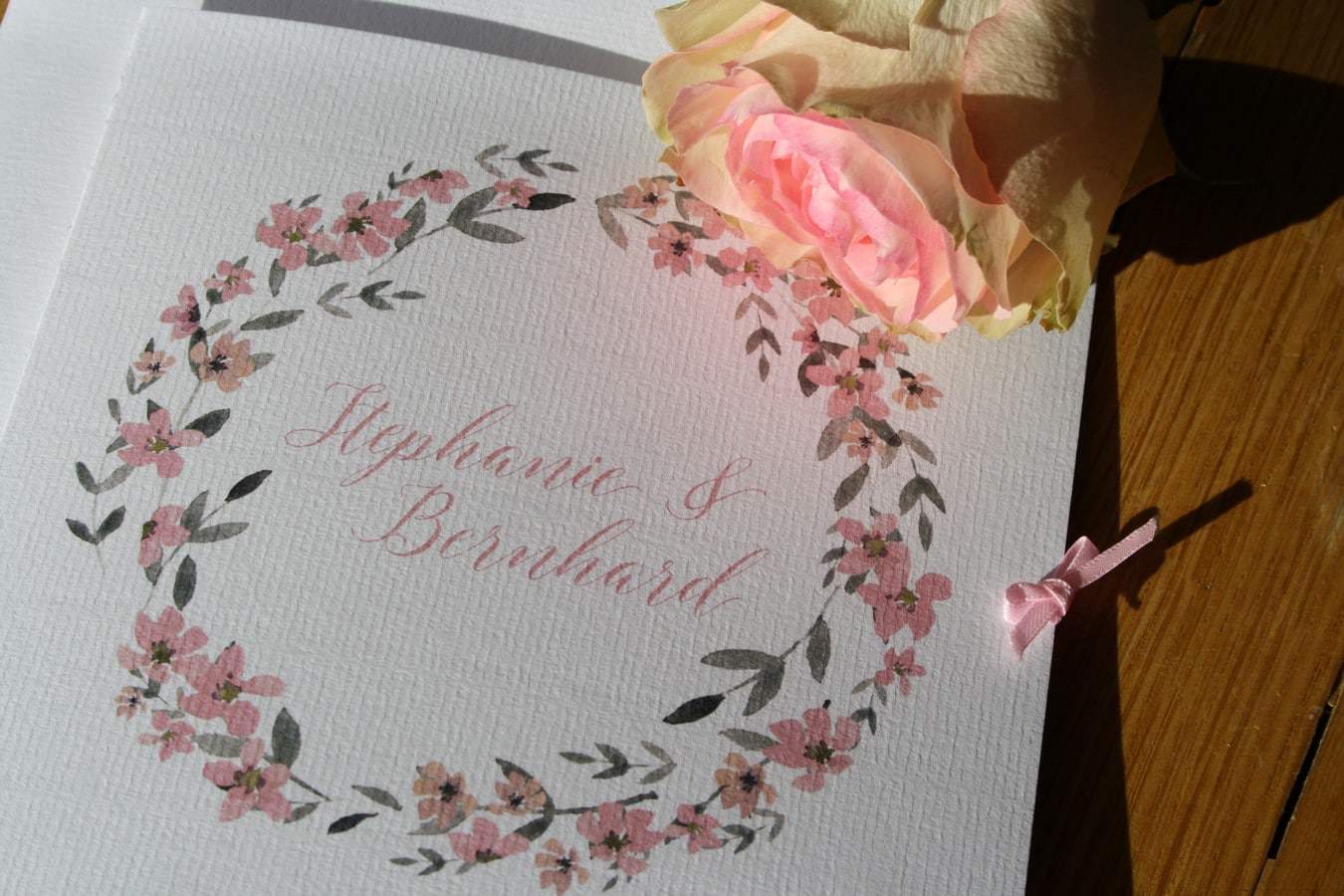 Hochzeitspapeterie Einladung im modernen Vintage Stil mit Blumenkranz in Watercolor Pastell rosa und grün