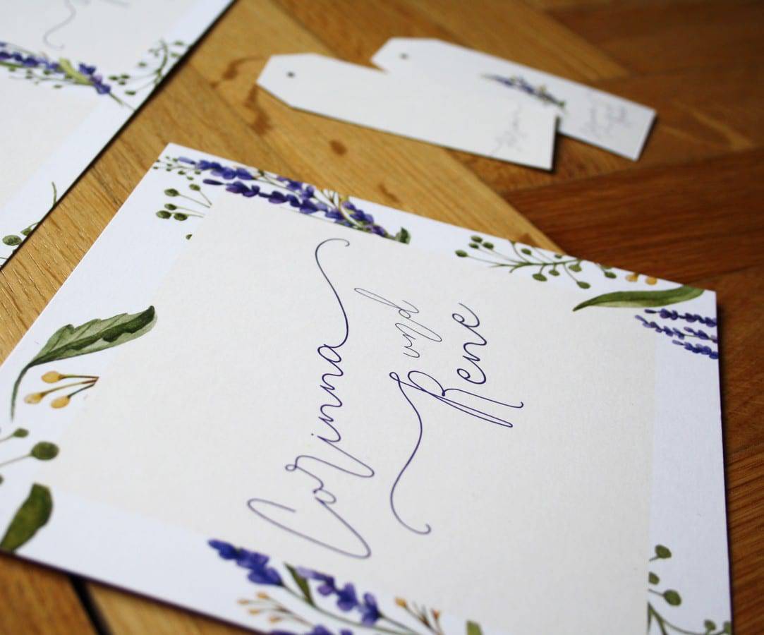 Hochzeitskarte Einladung mit Flieder und Kalligrafie