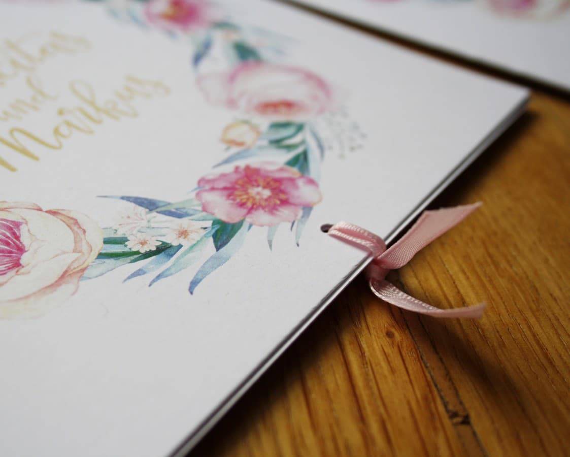 Hochzeitspapeterie Einladung im modernen Vintage Stil mit Blumenkranz in Watercolor Pastell