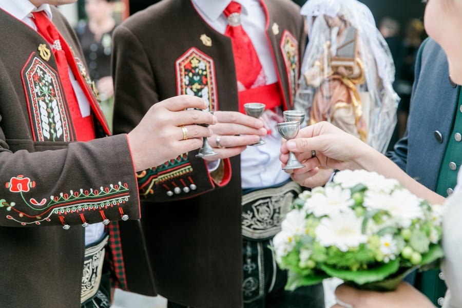 Zauberhafte Hochzeit mit Tracht und Dirndl in den Tiroler Bergen