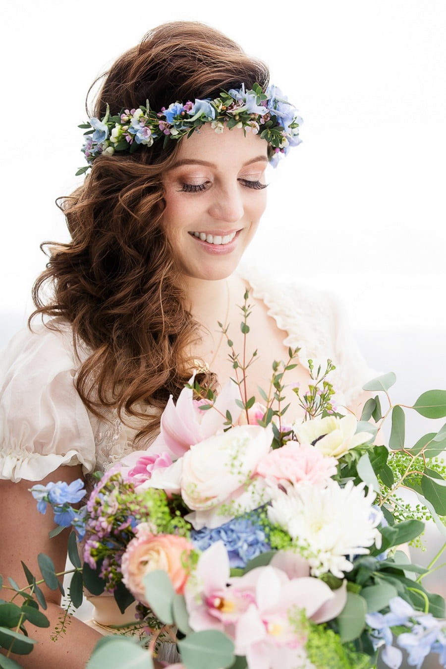Bayerische Boho Braut mit Blumenkranz und Brautstrauss