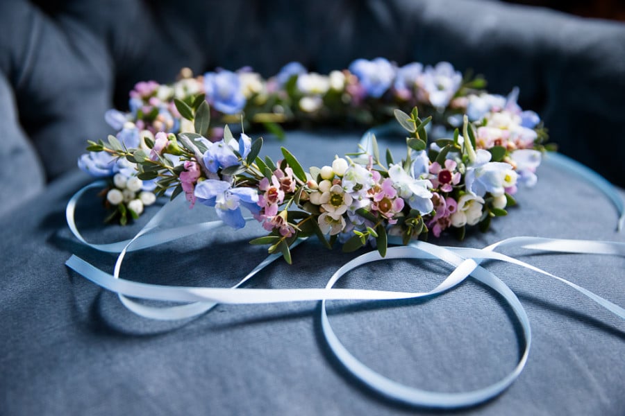 Braut Blumenkranz für die Frisur in den Pantone Farben Serenity und Rose Quartz