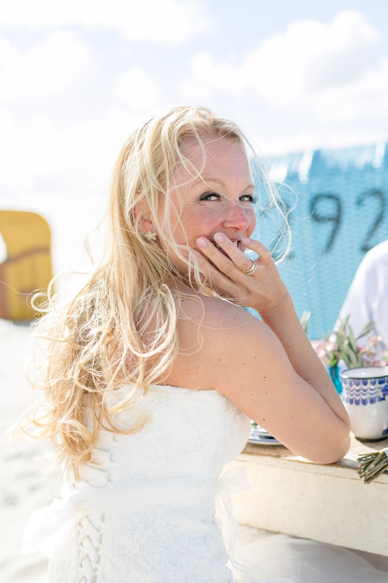 Ein Fotoshooting nach der Hochzeit (After Wedding Shooting) am Strand auf der Nordseeinsel Juist