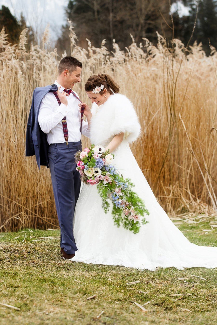 Braut und Bräutigam mit Retro-Fliege und Hosenträgern, kombiniert zum Boho-Vintage-Look
