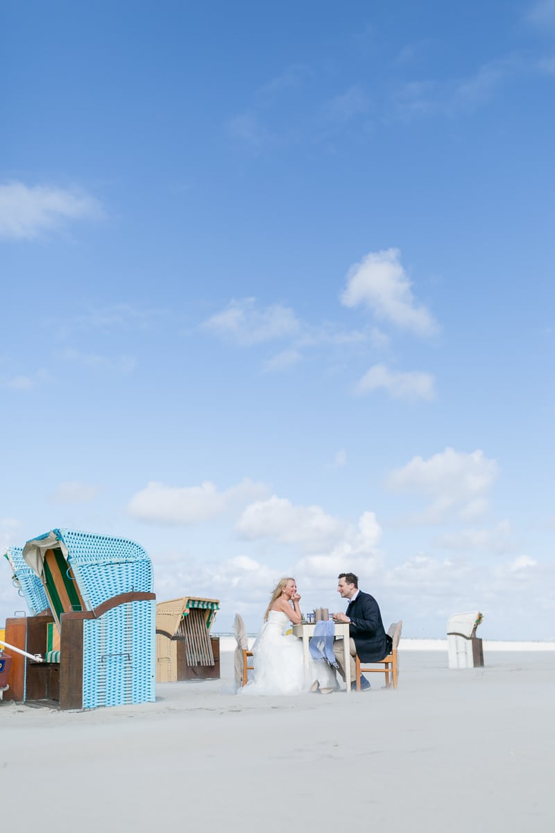 Ein Fotoshooting nach der Hochzeit (After Wedding Shooting) am Strand auf der Nordseeinsel Juist