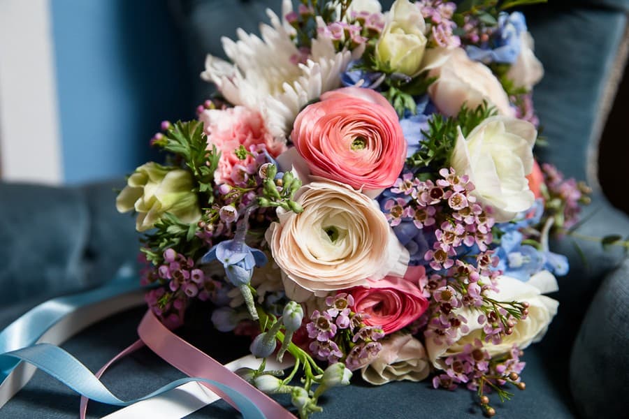 Kleiner Boho Brautstrauß in hängender Form in den Pantone Farben 2016 Serenity und Rose Quartz