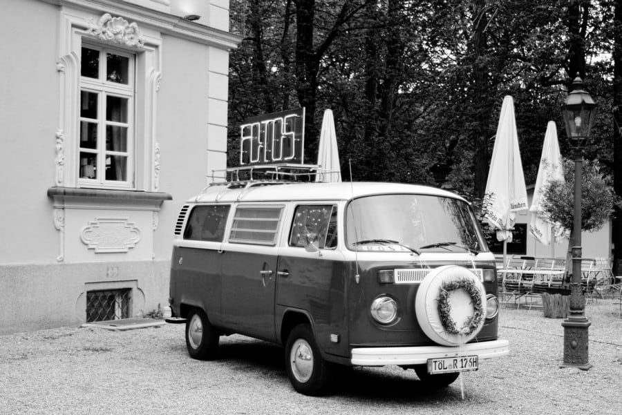 Der rote VW Bulli ist in München und Bayern als mobile Photobooth unterwegs - die Foto Rosi kann für Hochzeiten gemietet werden