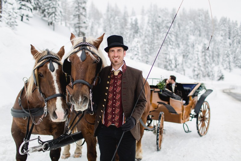 Brautpaar bei einer Kutschfahrt im Winter in Österreich