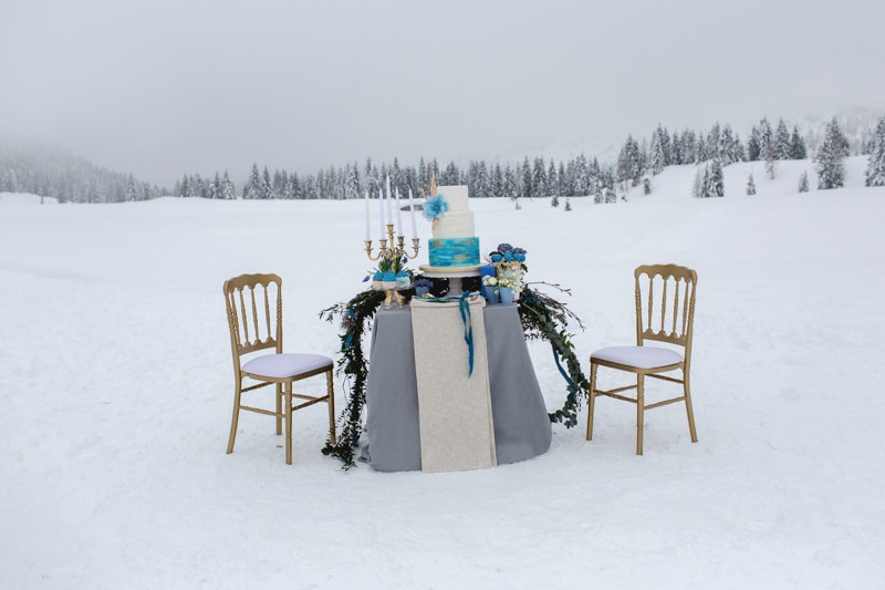 Zauberhafter Brauttisch im Winter in Blau, Gold und Weiß