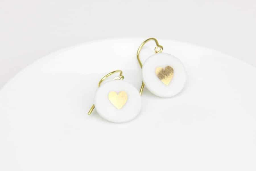 Brautschmuck aus Porzellan: Ohrhänger in Weiß mit Herz aus Gold