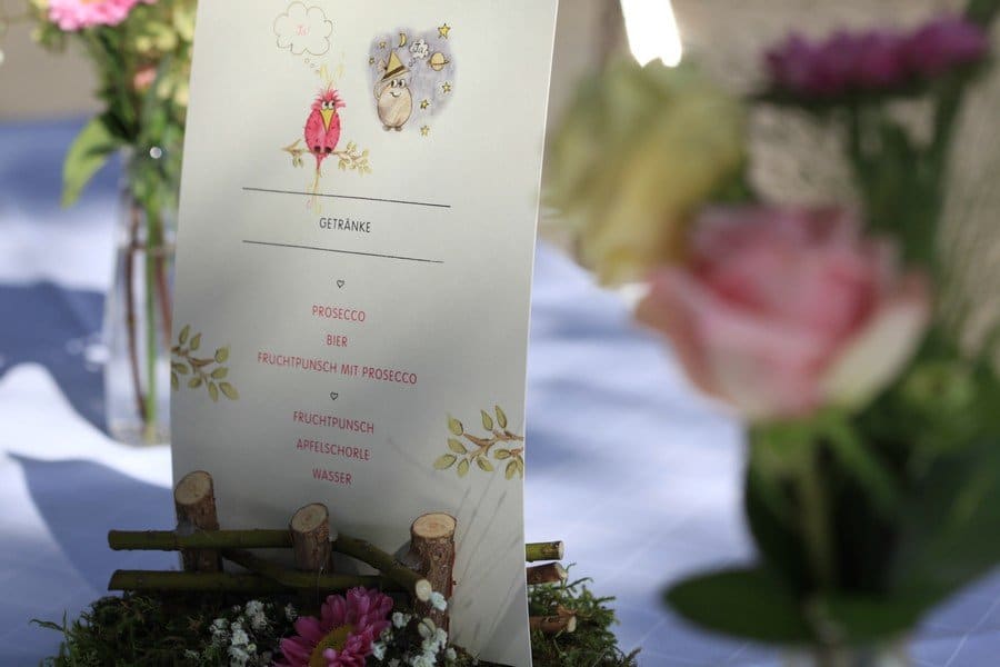 Echte Hochzeit mit grafischem Hochzeitsthema, romantischem Brautkleid und moderner Location in Pink, Rosa und Grau