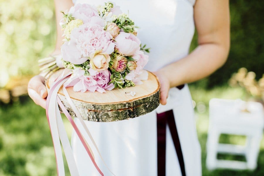 Kleiner Brautstrauß mit rosa Pfingstrosen und Satinbändern