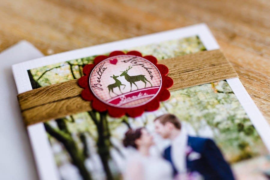 Dankeskarte für eine Hochzeit im bayerischen Stil mit Hirsch-Logo und Holzleiste