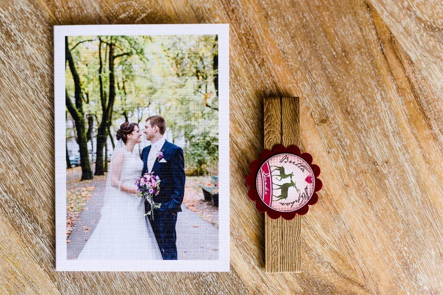 Dankeskarte für eine Hochzeit im bayerischen Stil mit Hirsch-Logo und Holzleiste