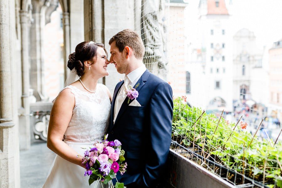Brautpaar auf dem Balkon des Münchner Rathauses