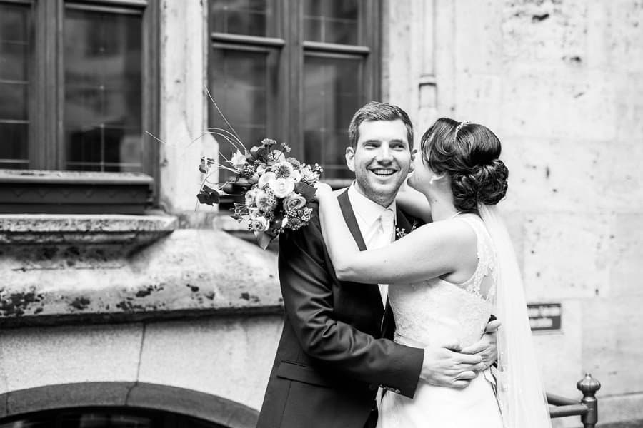 Brautpaar Fotos im Innenhof des Münchner Rathauses
