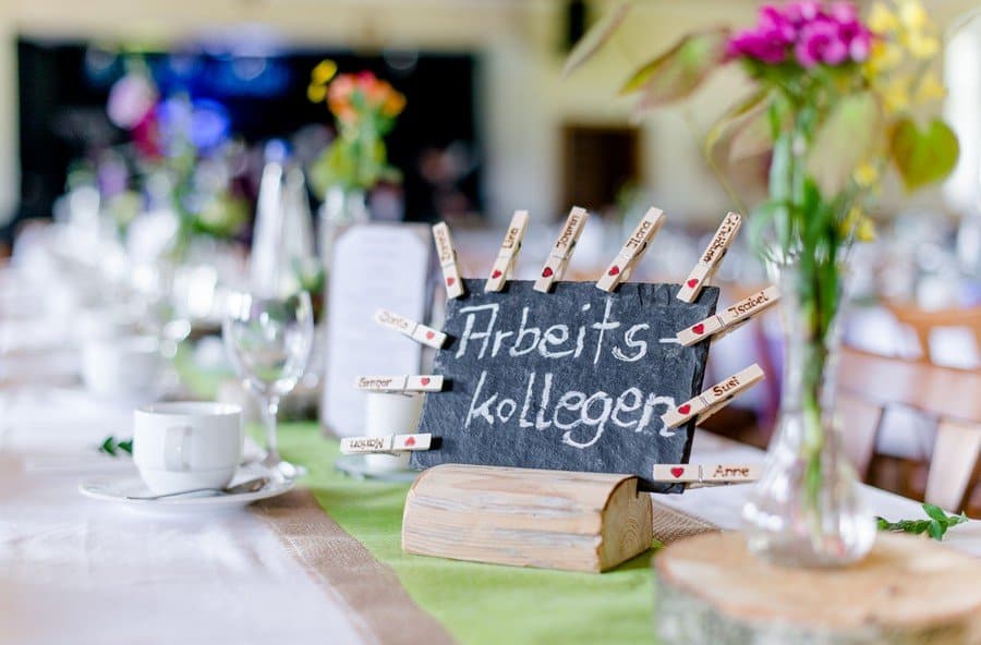 Hochzeit: Tischbezeichnungen auf Schiefertafel
