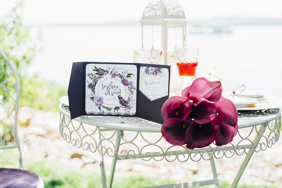 Hochzeitspapeterie mit Einladung und Menü im Vintage-Stil mit Blumenkranz in Lila und Pflaume