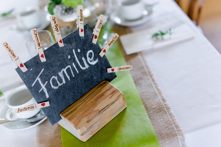 Hochzeit: Tischbezeichnungen auf Schiefertafel