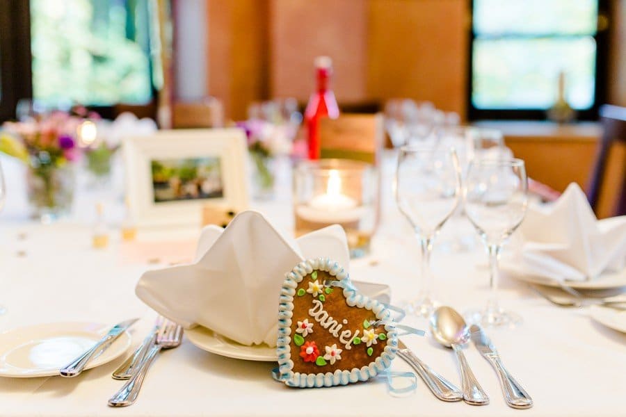 Lebkuchenherz als Tischkärtchen mit Namen bei einer Hochzeit