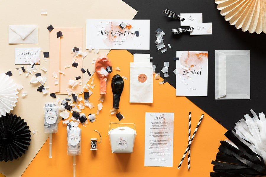 Hochzeits-Einladung, Dankeskarte und weitere Papeterie im Set im Retro-Look in schwarz, weiß und Orange von Studio Colada aus München