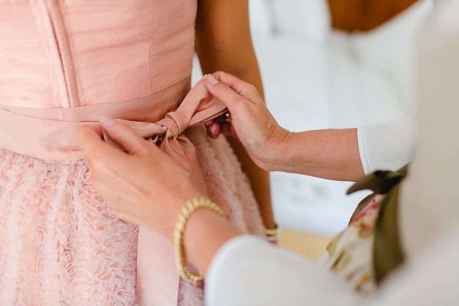 Ideen, wie ihr das Styling von Braut und Brautmutter passend aufeinander abstimmen könnt, am Beispiel von Tracht und Brautdirndl.